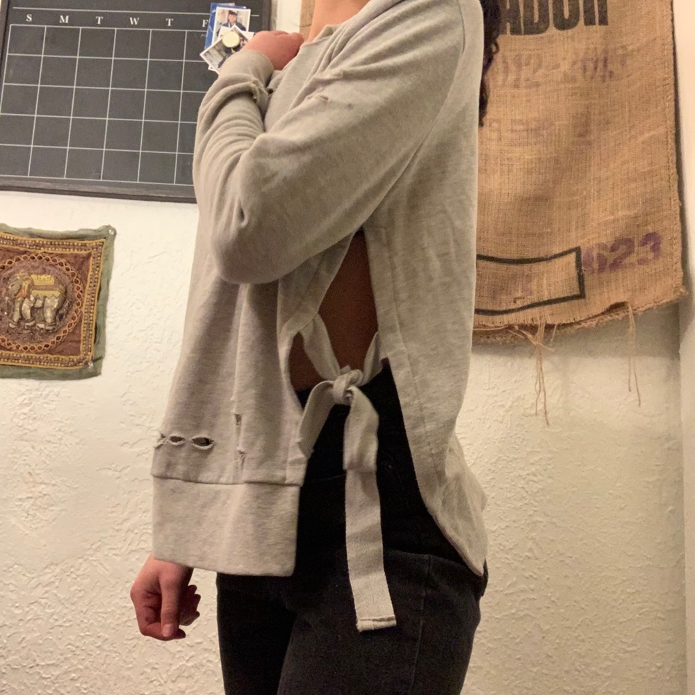 🤍 grey hole crew neck sweater 🤍